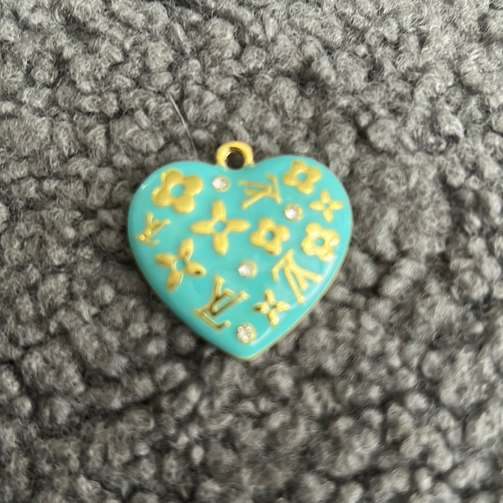 FASHION “ LV” PENDANT